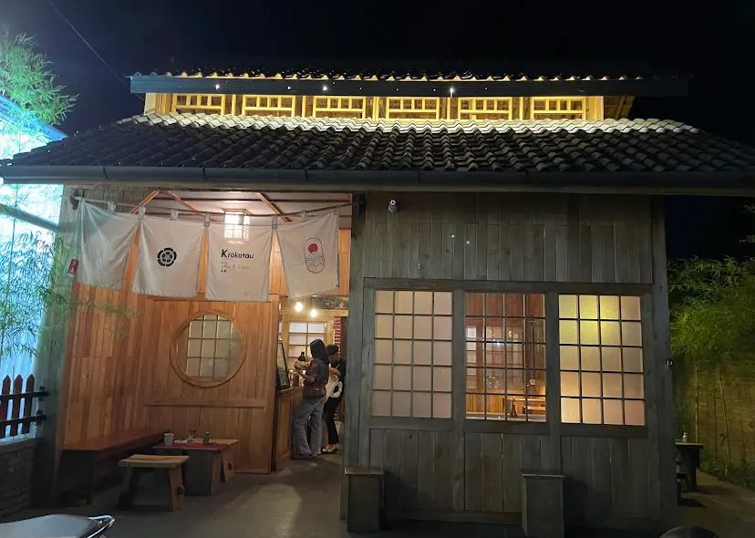 Suasana caf&eacute; bernuansa Jepang di Banyuwangi, jadi pilihan warga Malang untuk nongkrong ala Negeri Sakura.