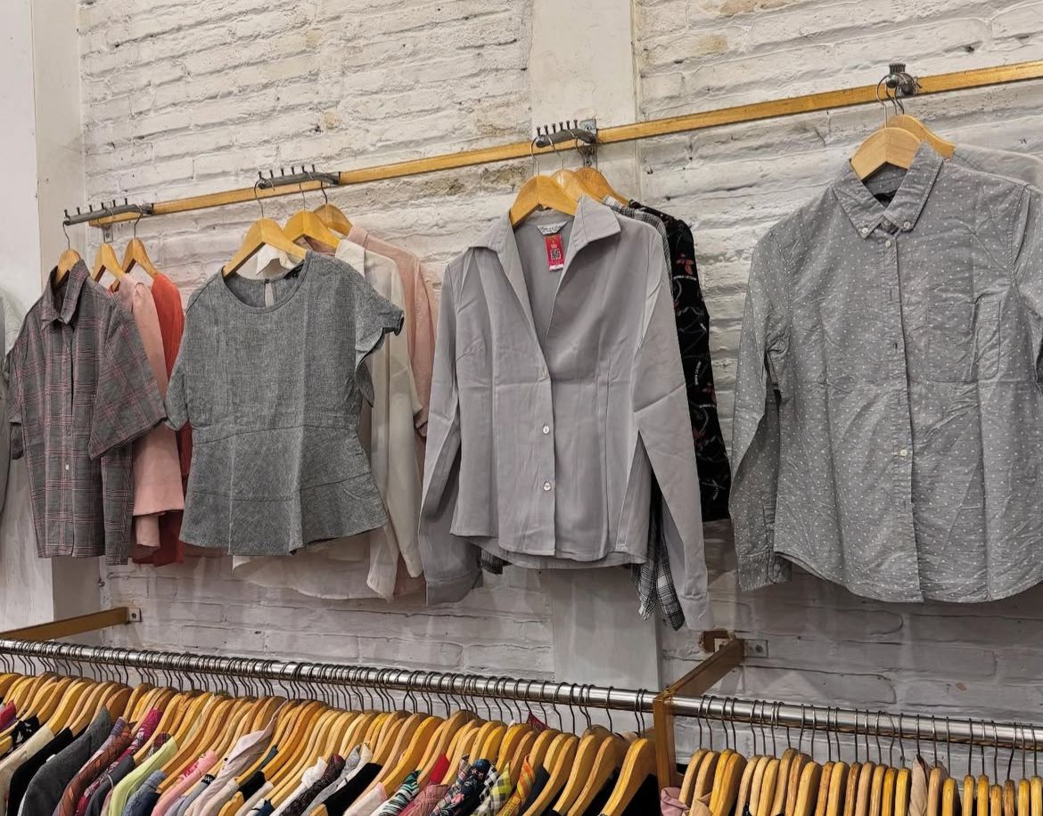 BERSIH: Salah satu spot baju di toko thrift rekomendasi di bawah