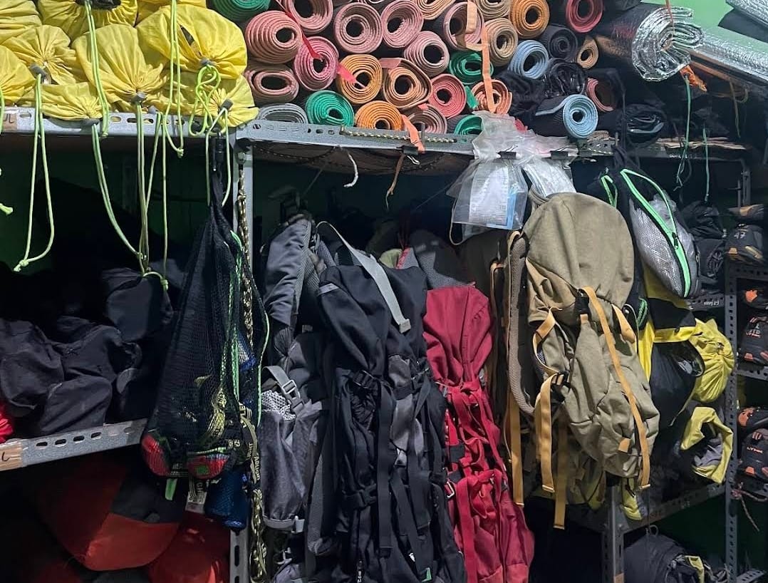 HIKING: rekomendasi toko dan persewaan perlengkapan hiking yang affordable