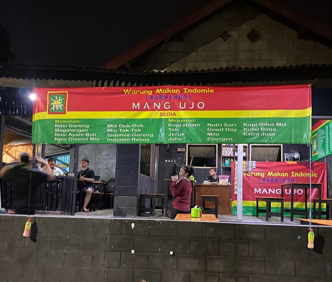 MANG UJO: Spot warmindo yang tidak pernah sepi oleh pengunjung