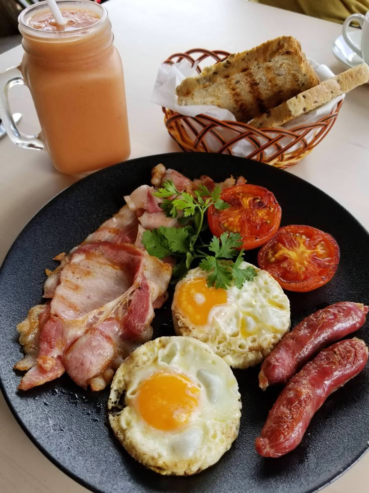 NIKMAT: Luke&rsquo;s Benedict salah satu resto yang sediakan menu sarapan ala Amerika yang mewah ala Luke Artisan Bakery.