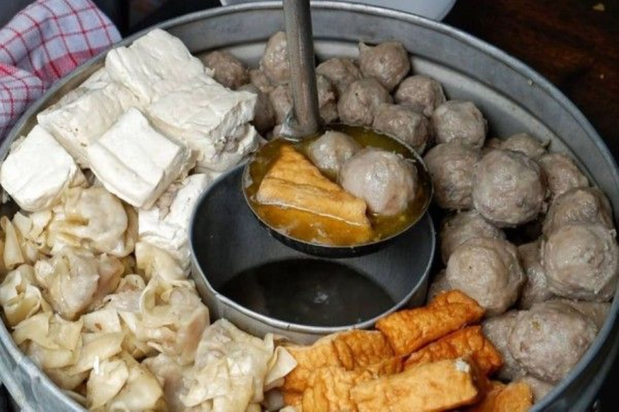 LEZAT: Seharian di Malang bisa jadi perjalanan kuliner lengkap, mulai dari pecel, bakso, hingga rawon legendaris.