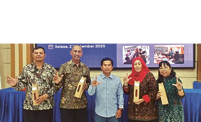 PERKUAT LITERASI: Perwakilan Humas dari SMA dan SMK Negeri se- Kabupaten Malang, menerima hadiah exclusive dari Jawa Pos Radar Malang saat Diklat Jurnalistik di SMKN 1 Kepanjen, Selasa (2/9).