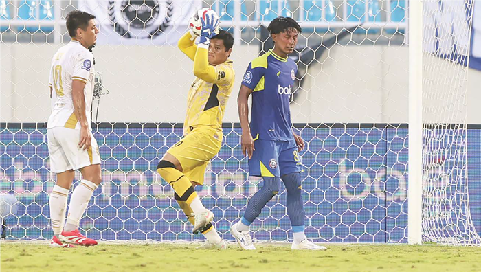 MENJAGA REKOR APIK: Adi Satryo (tengah) berhasil mengamankan bola dalam laga melawan Bhayangkara Presisi Lampung FC di Super League pekan ke-3, 22 Agustus lalu.