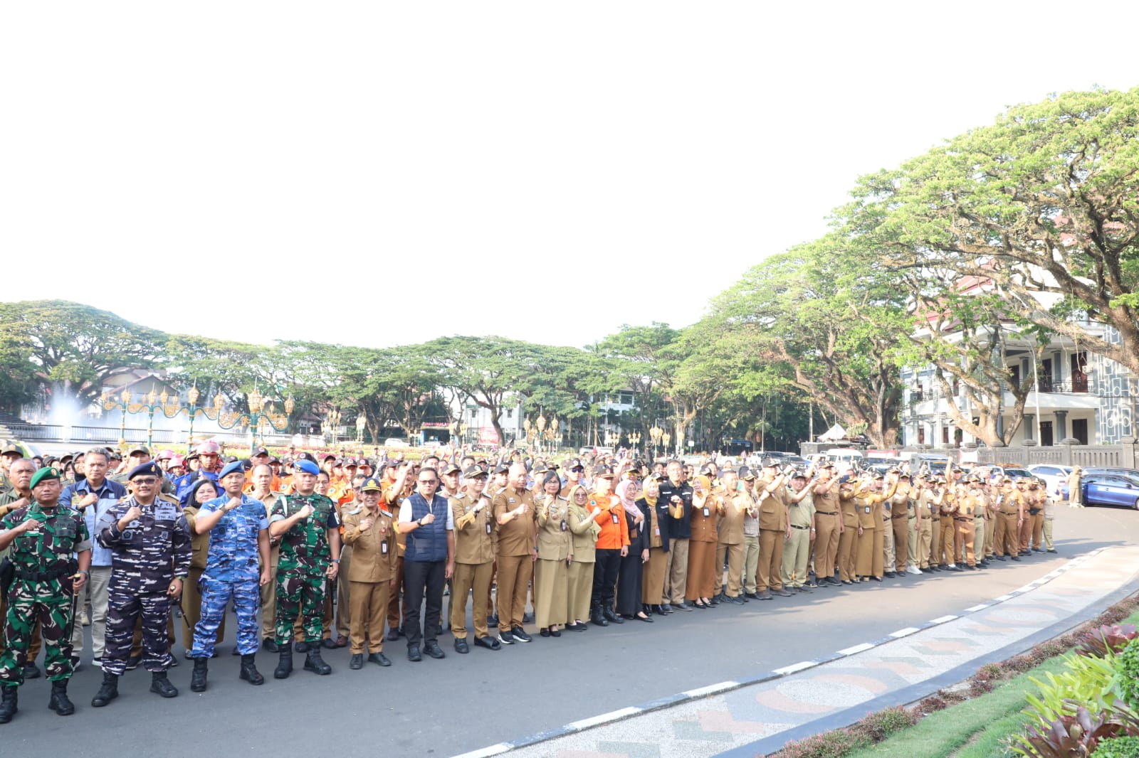 KOMPAK: Apel Siaga Patroli Cipta Kondisi dengan menggandeng sejumlah unsur, Baik jajaran Forkopimda, unsur Pam Swakarsa elemen masyarakat termasuk komunitas ojek online (ojol).