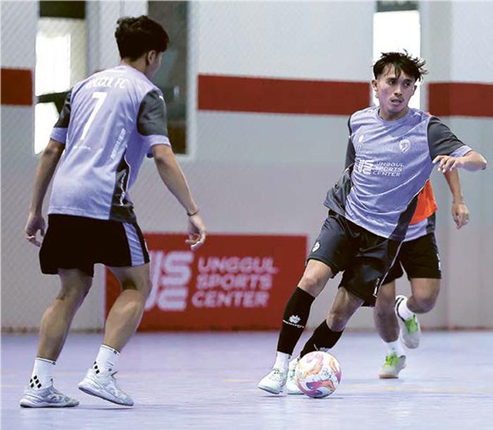 HADAPI 12 TIM: Anchor Unggul FC Malang Ahmad Khoeron (kanan) menggiring bola dalam sesi latihan tim di Unggul Sports Center, kemarin.