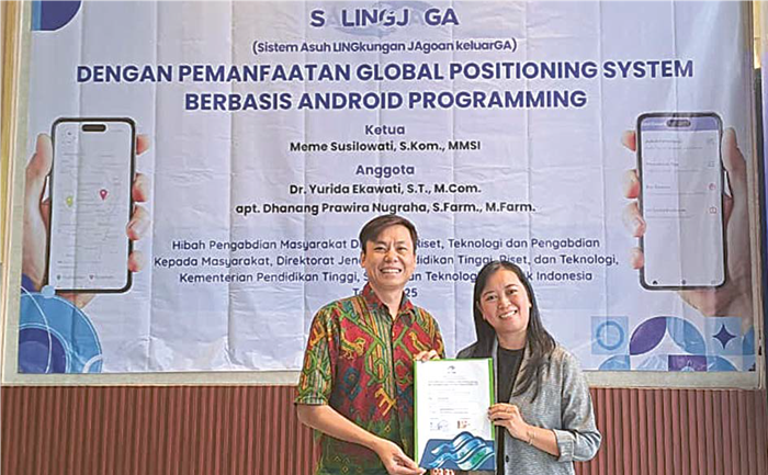 KERJA SAMA: Dosen Universitas Ma Chung Meme Susilowati SKom MMSI (kanan) menyerahkan berita acara serah terima produk teknologi kepada mitra Ketua Komite Sekolah Micky Dirga Setiawan, Sabtu lalu (30/8