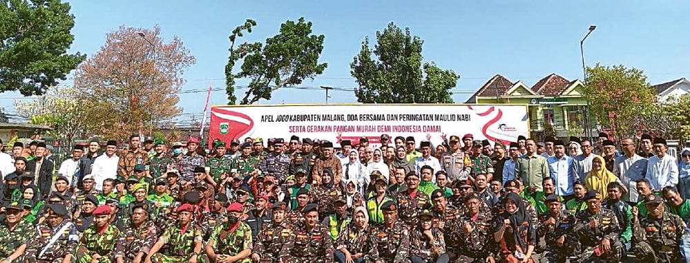 BERSATU: Peserta Apel Jogo Kabupaten Malang berfoto bersama di halaman pendapa kemarin.