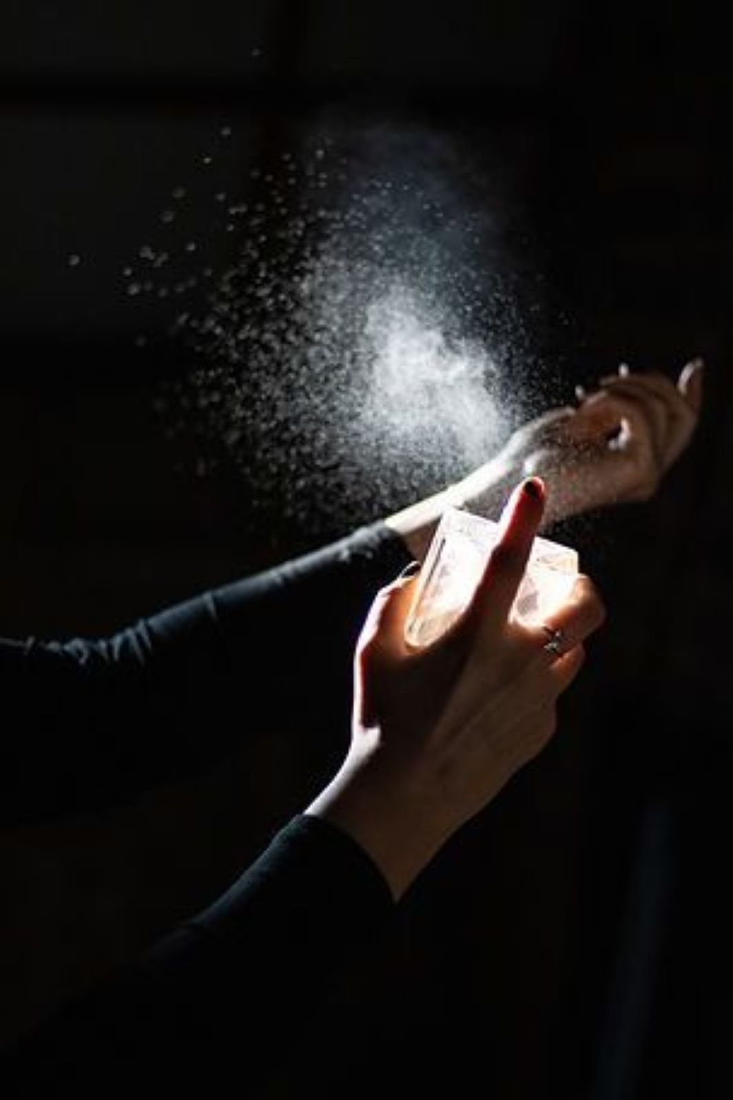 WANGI: Menyemprot parfum di titik yang tepat bikin aroma lebih tahan lama seharian.