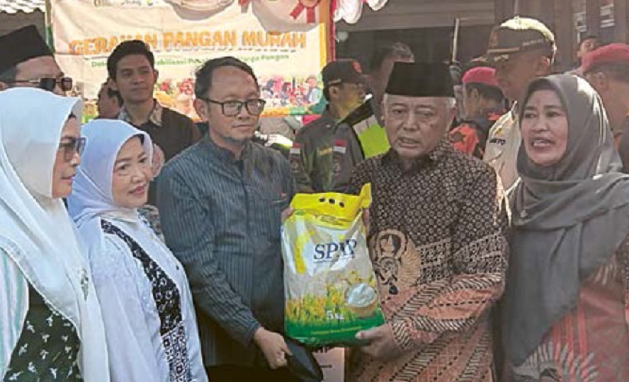 BERAS MURAH: Bupati Malang H M. Sanusi menyerah beras kepada masyarakat setelah Apel Jogo Kabupaten Malang di Pendapa Kabupaten Malang kemarin (3/9).