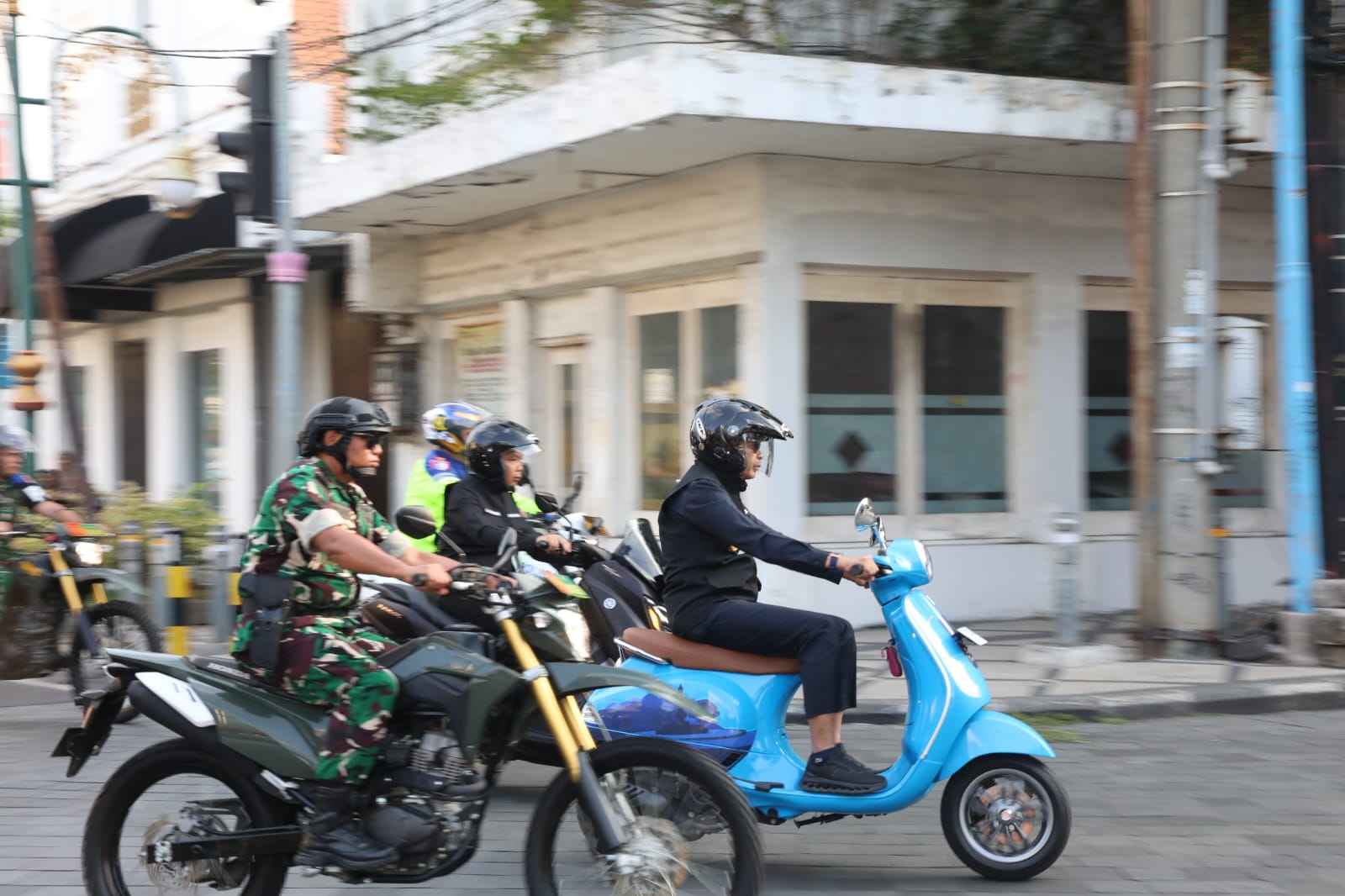 CEK LANGSUNG: Wali Kota Wahyu Hidayat menaiki motor untuk memastikan situasi yang aman dan nyaman di Kota Malang.