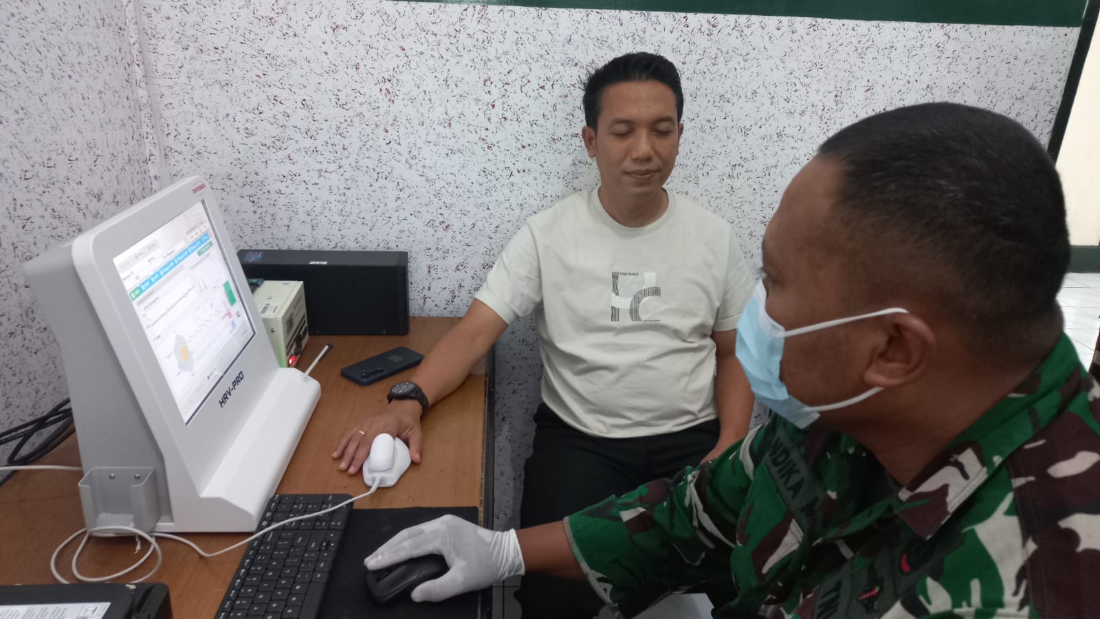 CEK DENYUT JANTUNG: Mall Director LIppo Plaza Batu Suwanto saat menjalani pengecekan denyut jantung menggunakan alat HRV PRO di Klinik Rawat Inap Yonkes 2 Kostrad Karangploso, Malang, Rabu (3/9).
