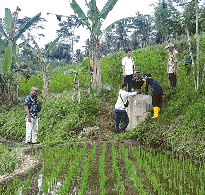 PASANG PIPA: Tim dari BPBD Kabupaten Malang meninjau lokasi sumber air di Desa Kromengan, Kecamatan Kromengan beberapa hari lalu.
