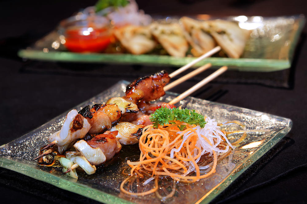 NIKMAT: Sajian sate khas Jepang yang terbuat dari potongan daging ayam atau bagian lain seperti kulit, hati, hingga sayuran yang ditusuk lalu dipanggang di atas bara api.