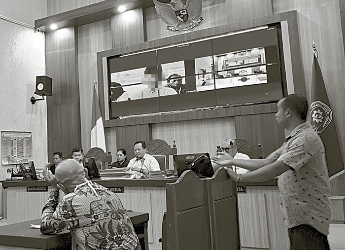 ASUSILA: Terdakwa berinisial MFM, 15, menjalani sidang secara daring di PN Kepanjen.