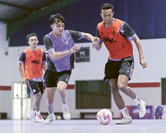 ADAPTASI LANCAR: Kapten Unggul FC Ikhsani Fajar (kanan) berusaha melewati Wais Alkarni dalam sesi internal game di Unggul Sport Center, kemarin.