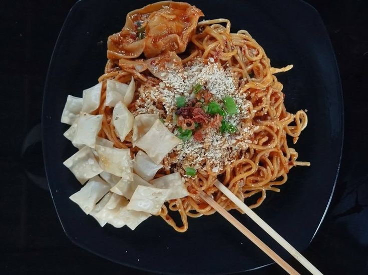 SUPER PEDAS: Kuliner Mi Jebew yang Pedas dan Gurih Bikin Banjir Keringat