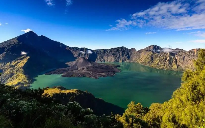 Lima gunung populer di Indonesia ini selalu jadi incaran pendaki, dari keindahan alam hingga tantangan jalurnya.