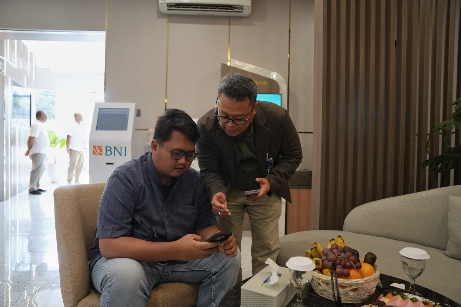 EDUKASI: Pemimpin BNI wilayah 18 Malang menjelaskan cara pembukaan rekening multicurrency lewat aplikasi wondr by BNI.