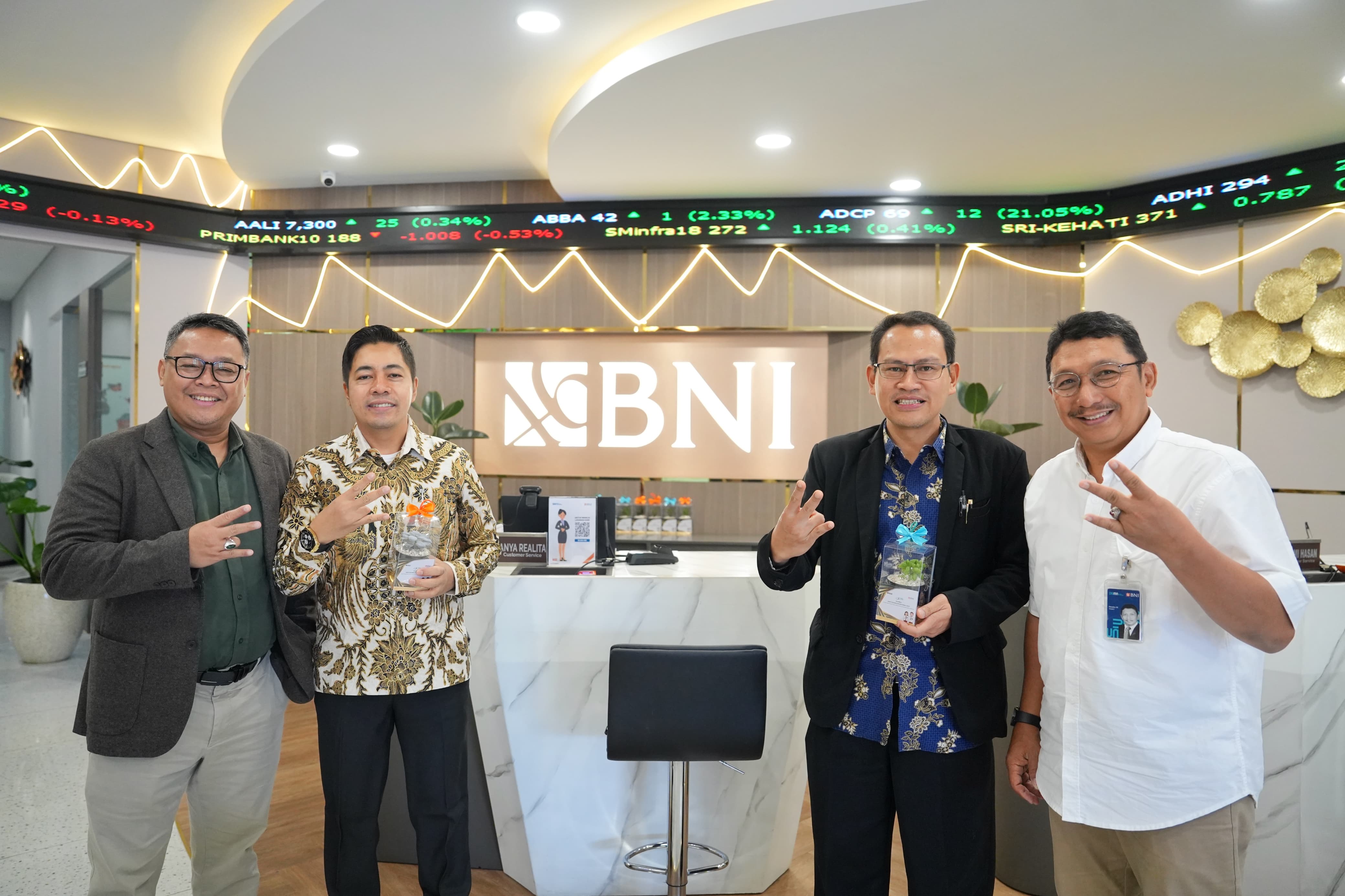 PELAYANAN: Jajaran manajemen dan karyawan BNI Wilayah 18 Malang menyapa langsung nasabah pada Harpelnas.
