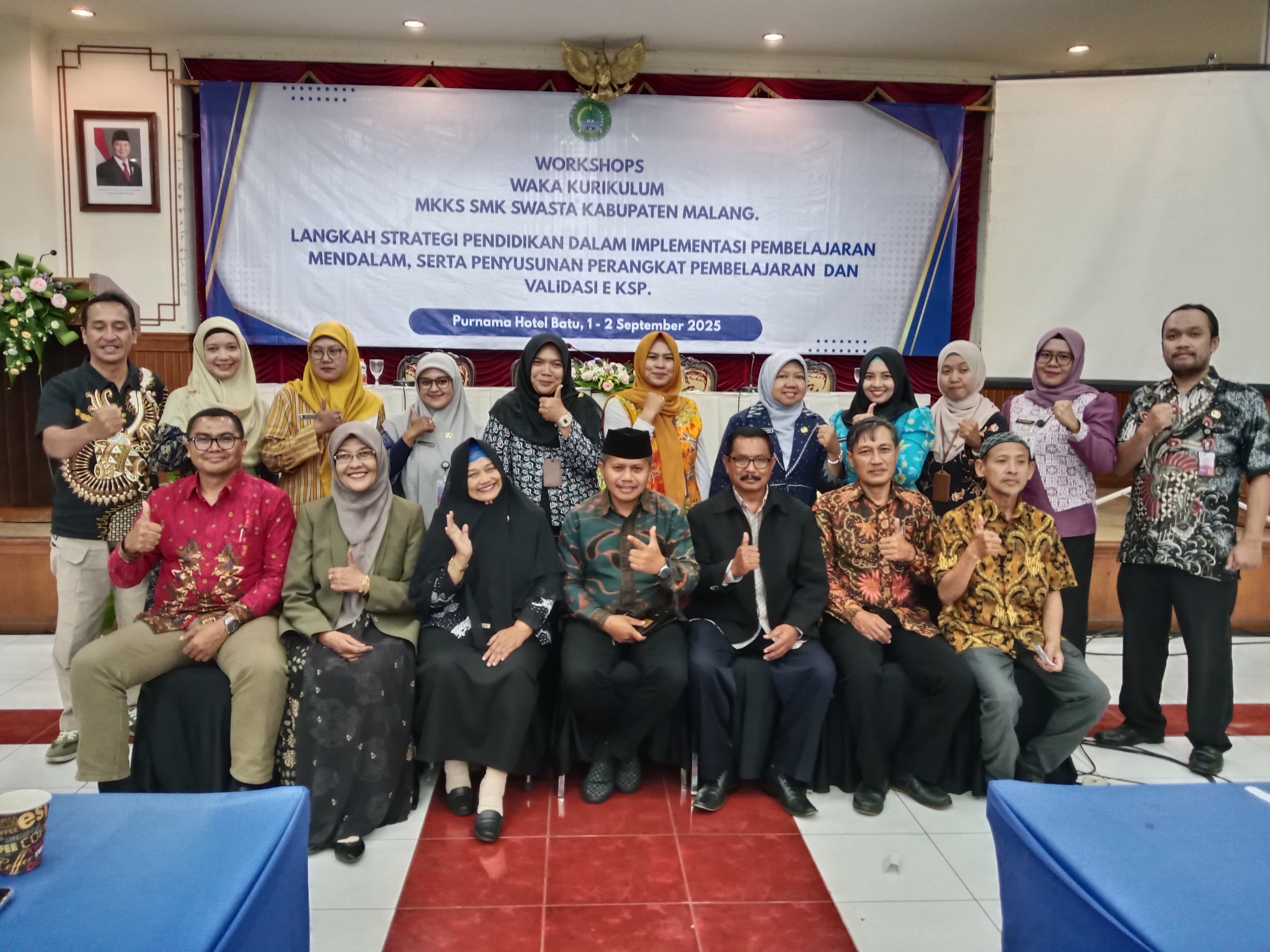 KOMPAK: Ketua MKKS SMK Swasta Kabupaten Malang Rudi Widianto SPd MPd (empat dari kanan) bersama para waka kurikulum menggelar workshop di Hotel Purnama Batu, 1-2 September lalu.