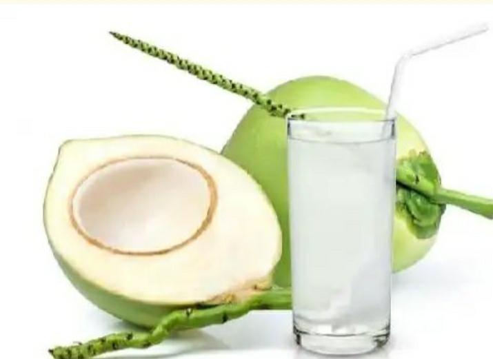 MENYEHATKAN DAN MENYEGARKAN: Berikut manfaat air kelapa muda yang bikin tubuh kamu&nbsp;lebih&nbsp;sehat