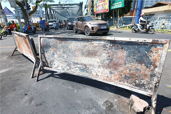 SEGERA DIGANTI: Barikade besi di dekat Jembatan Soekarno-Hatta sempat jadi sasaran pembakaran oleh massa.