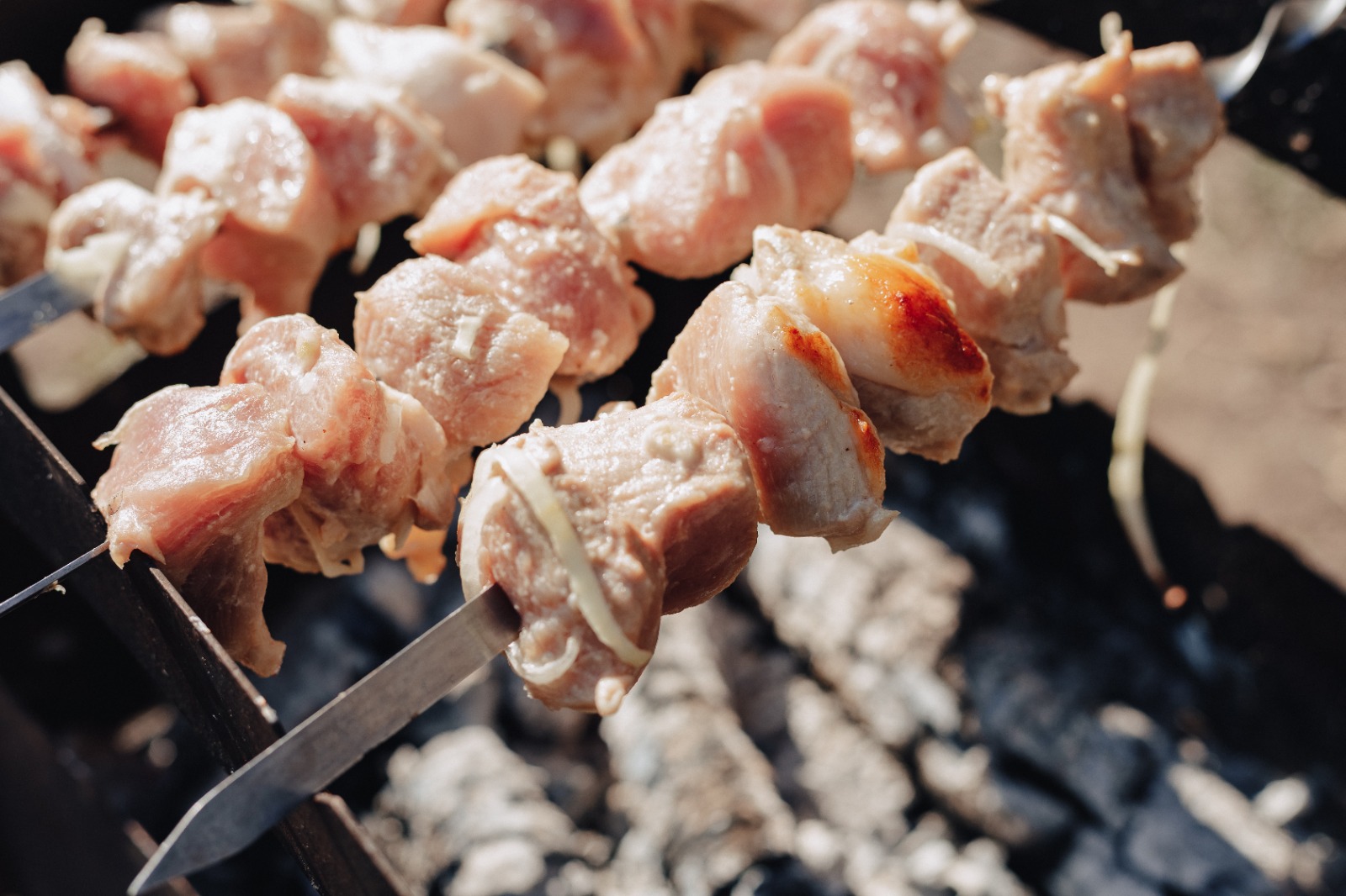 SANTAI: Camping terasa kurang jika tidak dibarengi dengan bakar-bakar.