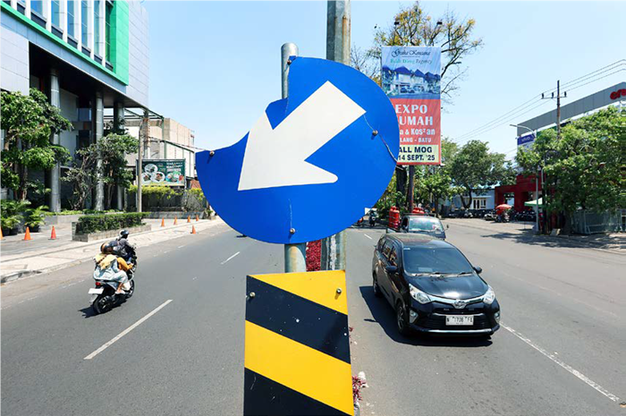 USULKAN ANGGARANNYA: Rambu lalu lintas di depan Hotel Savana rusak sejak akhir Agustus lalu.
