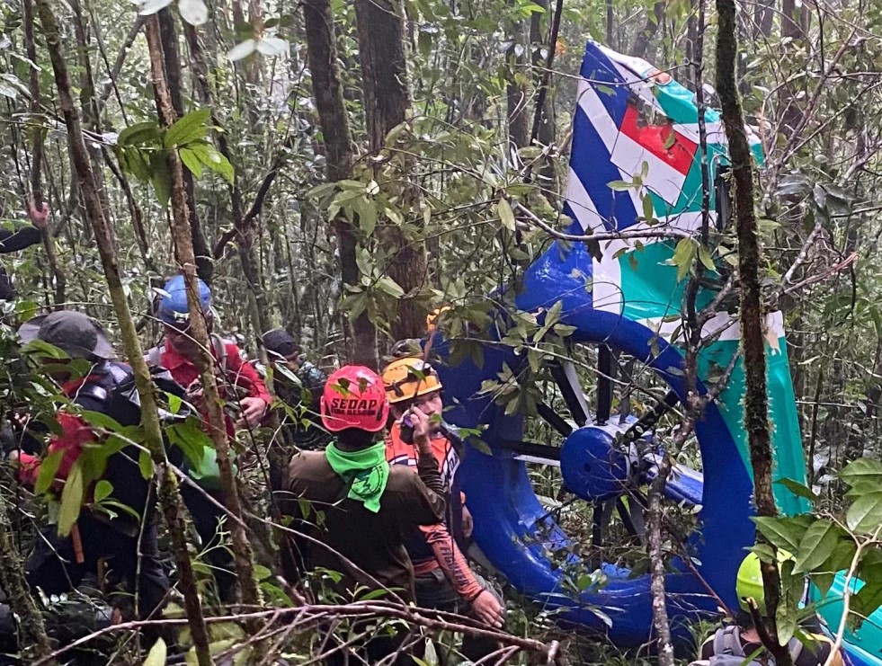 KECELAKAAN: Nampak Bangkai dari Helikopter Tipe Airbus BK117 D-3 yang ditemukan di Hutan Mantewe