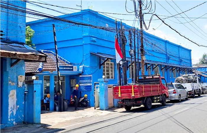 TETAP KOKOH: Kondisi bangunan pembangkit listrik peninggalan ANIEM yang digunakan PLN sebagai gudang perlengkapan.