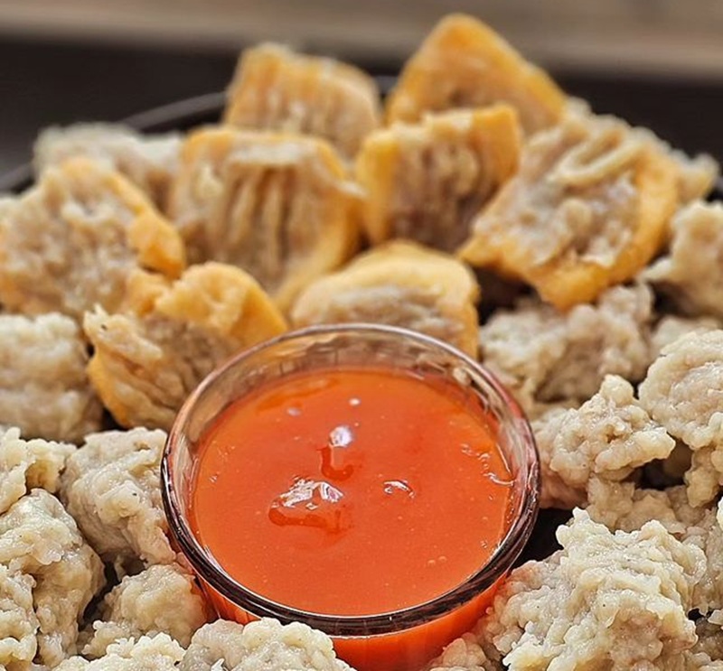 ENAK: Cilok kriwil dengan saus
