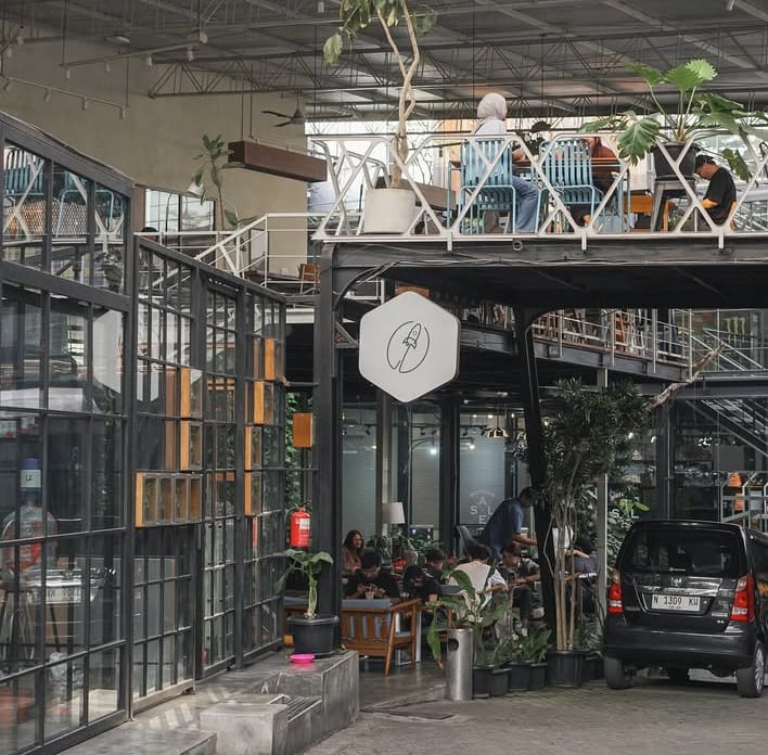 NYAMAN: Potret Suasana Kafe Roketto di Kota Malang