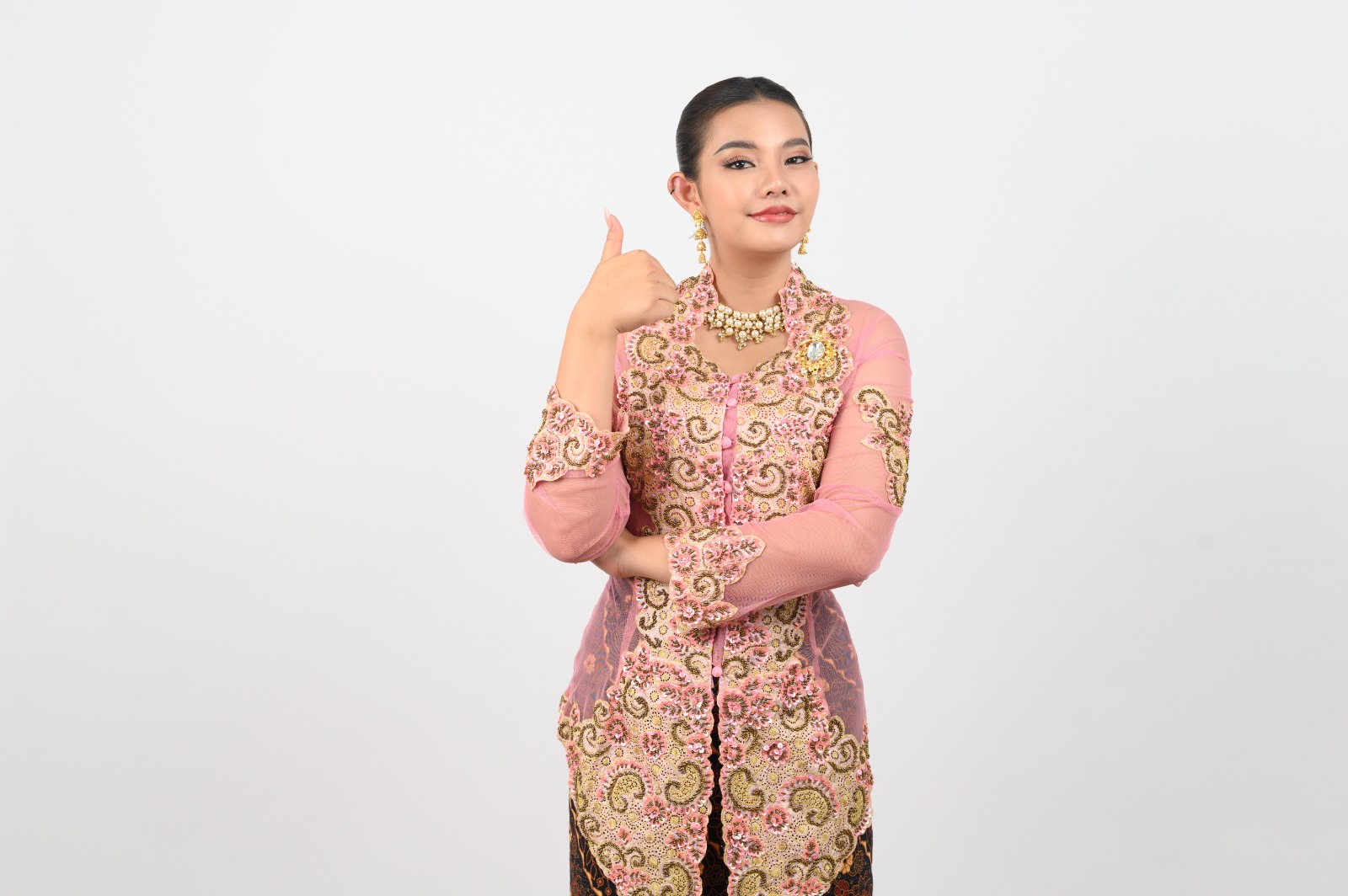 TAMPIL KECE: Makin percaya diri dengan memakai baju batik yang elegan.
