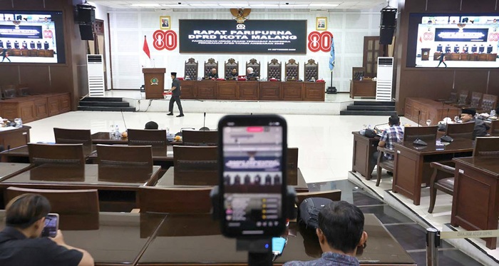 YANG TERAKHIR: Rapat paripurna secara hybrid digelar DPRD Kota Malang, kemarin. Itu jadi yang ketiga kalinya digelar anggota dewan pada pekan ini.