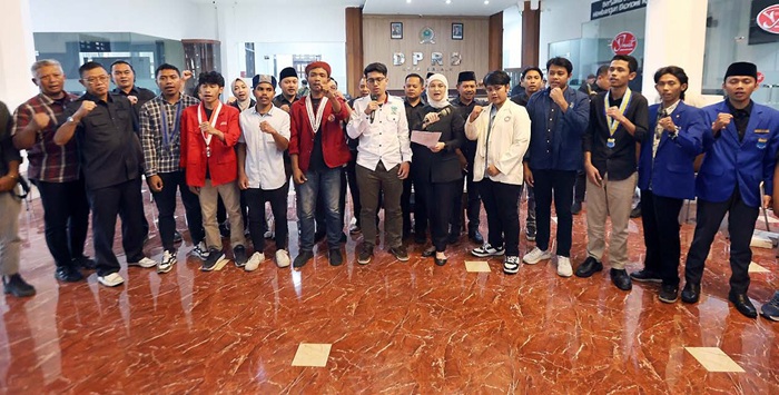 TAMPUNG ASPIRASI: Perwakilan dari tujuh organisasi mahasiswa ekstra kampus disambut Ketua DPRD Kota Malang Amithya Ratnanggani Sirraduhita bersama sekitar 13 anggota dewan lainnya, kemarin siang.