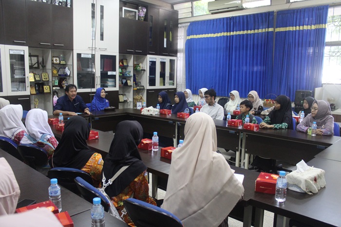 BERISI: Penyampaian materi oleh dosen.