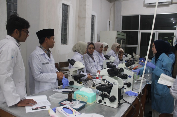 AKTIF: Siswa mendapatkan penjelasan dari asisten praktikum.