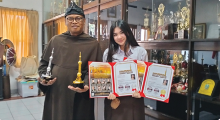 Kepala Sekolah SMAK ST. ALBERTUS MALANG Br. Antonius Sumardi, O.Carm bersama Izabelle Kiara Kurniawan