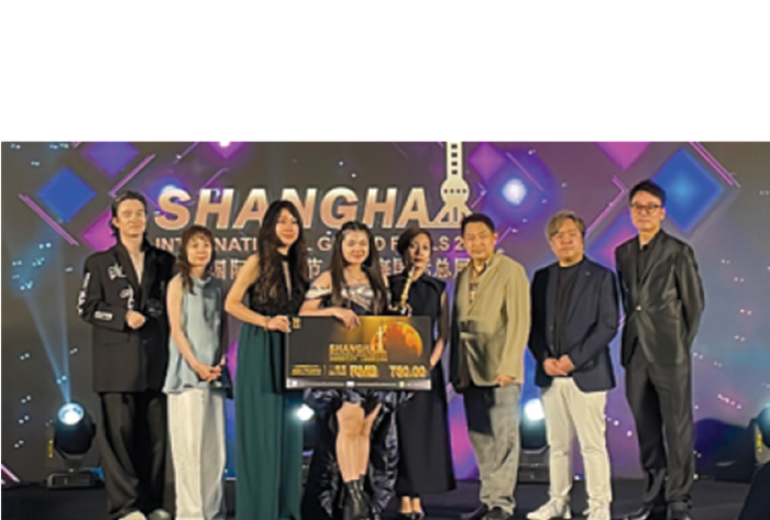 Juara Gold Thropy kepada Kiara disaksikan para juri.