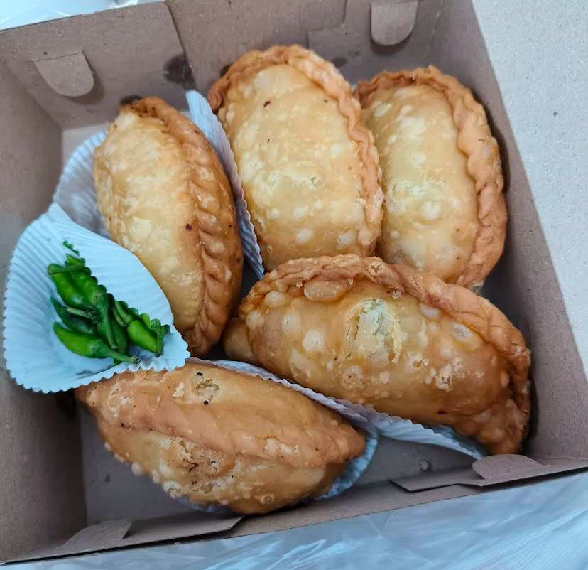 GURIH: Pastel hangat dengan isian gurih renyah di luar, lembut di dalam, selalu jadi teman camilan favorit setiap saat.
