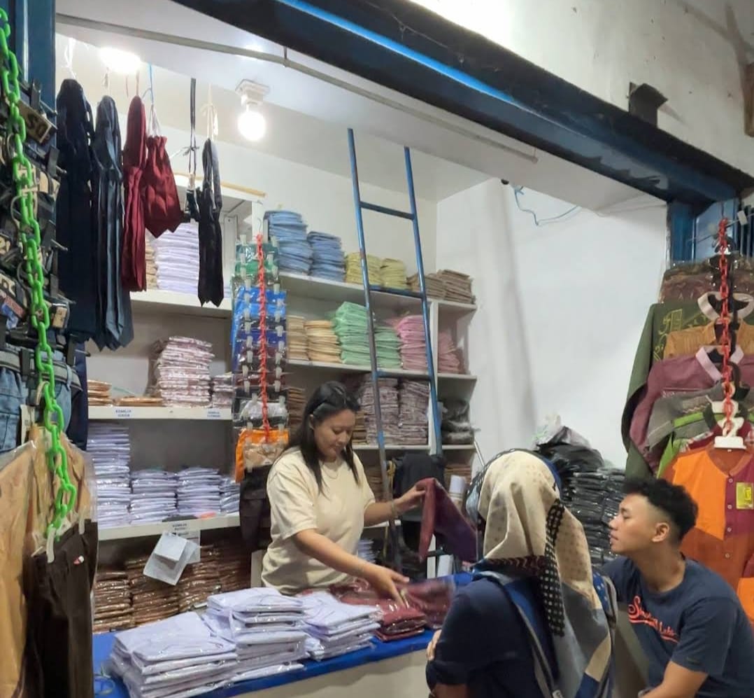 OPSI BELANJA: Toko Rosi yang menjadi salah satu toko seragam langganan di daerah Pasar Besar Malang