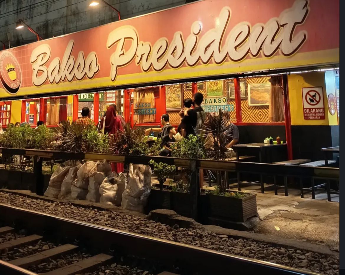 UNIK: Bakso President di Kota Malang yang memiliki view rel kereta api
