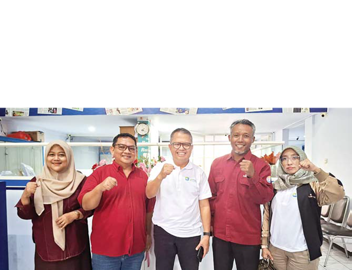 SINERGI: BPJS Ketenagakerjaan Cabang Malang Zulkarnain Mahading (tengah) foto bersama Direktur Jawa Pos Radar Malang Tauhid Wijaya (dua dari kiri) beserta jajaran manajemen kemarin.