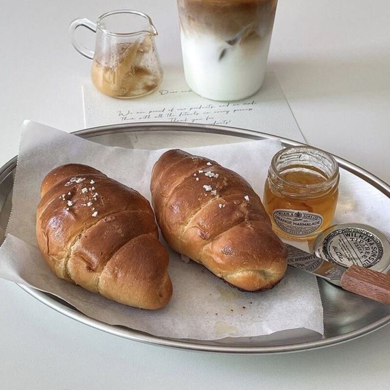 RASA UNIK: Salt bread, jajanan khas Korea yang dikenal dengan teksturnya yang lembut, gurih, dan sedikit asin dengan aroma mentega yang khas.