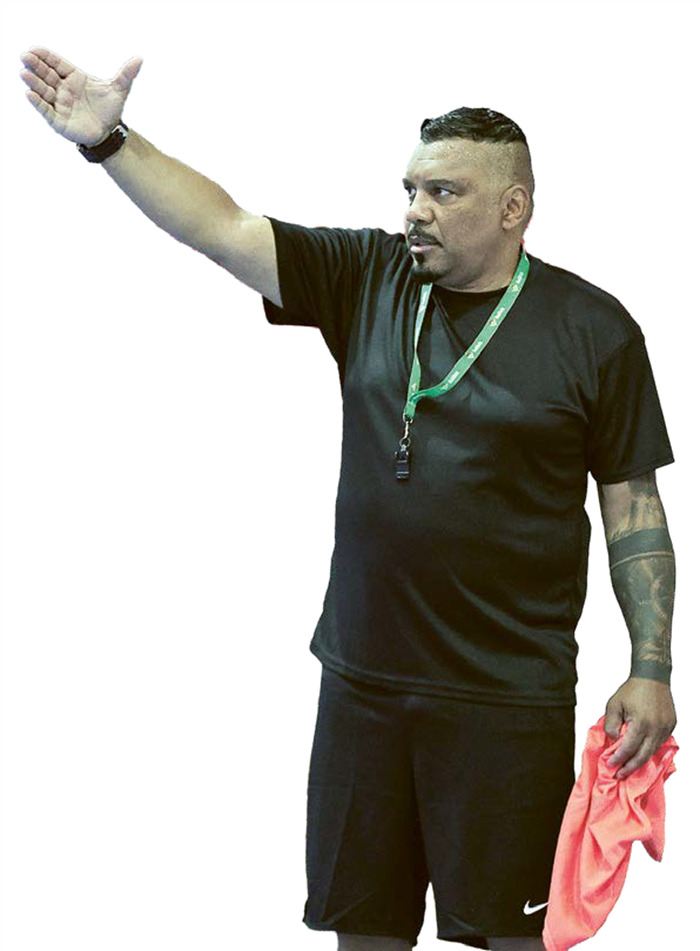 ASAH KEMAMPUAN: Pelatih Kepala Unggul FC Andre Brocanelo memberikan instruksi dalam sesi latihan tim di Unggul Sport Center kemarin.
