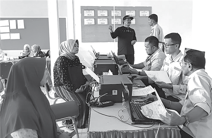ANTUSIASME: Petugas dari Bapenda Kabupaten Malang melayani warga yang membayar pajak melalui program Giat Bapenda Menyapa Warga (BMW) di Desa Pajaran, Kecamatan Poncokusumo beberapa waktu lalu .