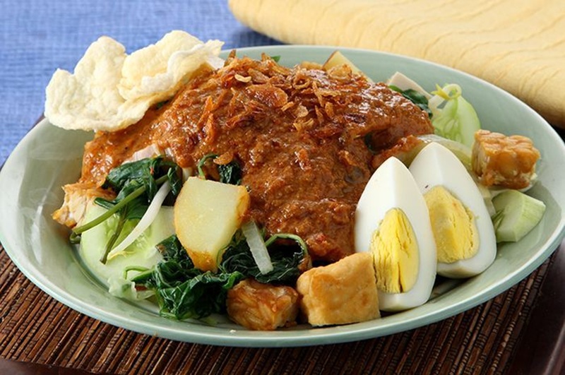 LEZAT: Gado-gado dengan bumbu kacang