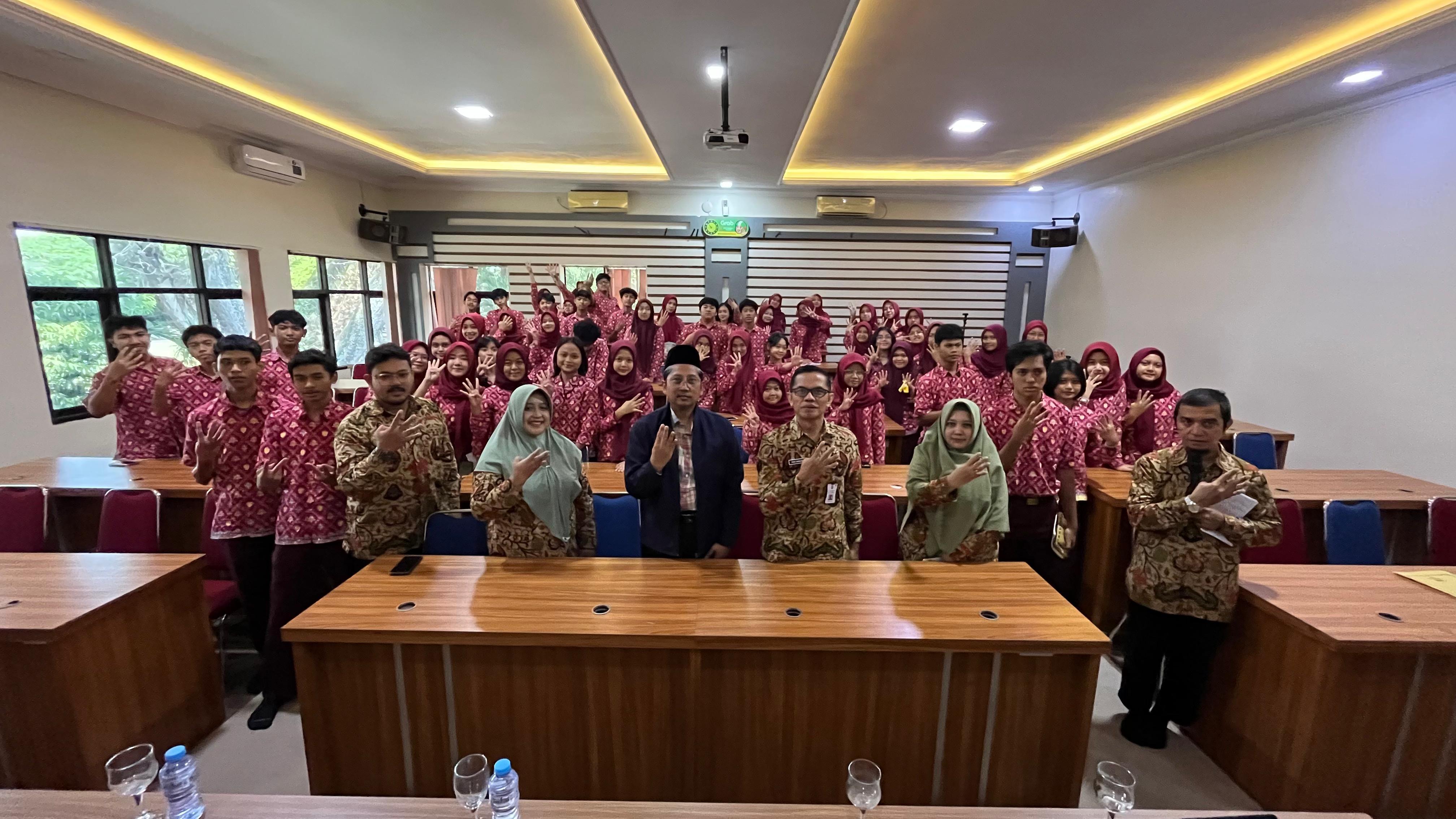INOVATIF : Kepala Sekolah Dr Hari Wahjono SPd MPd (tiga dari kanan) bersama pemateri Kuliah Tamu Internasional dari Associate Professor Ts. UTM Johor Bahru Dr Aeda Hatib Bin Musta