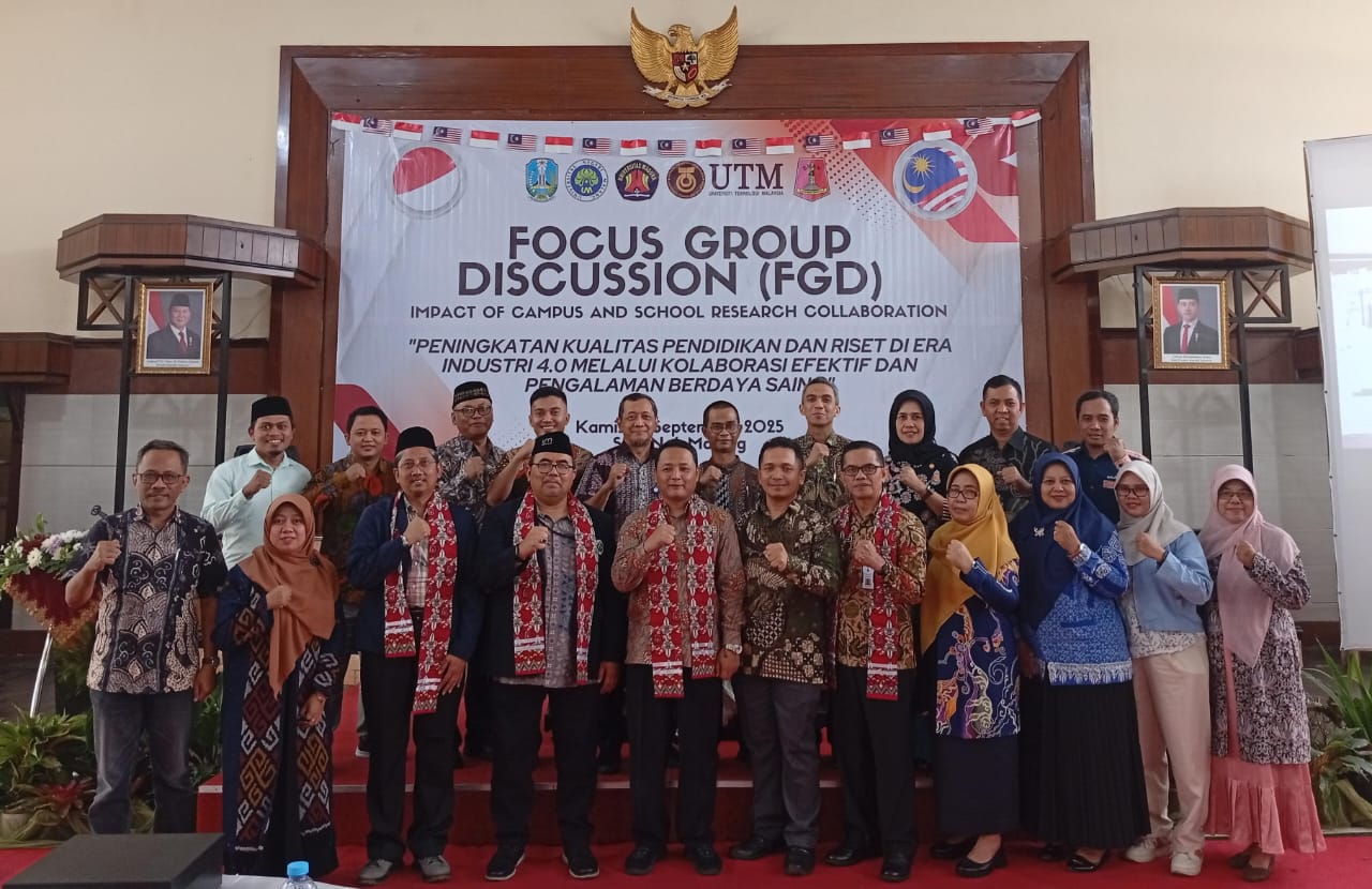 KOLABORASI: Perwakilan Cabdindik Kota Malang-Batu M. Asrofi MPd dan Frenky MPd bersama tamu undangan dalam FGD yang digelar di SMAN 4 Malang.